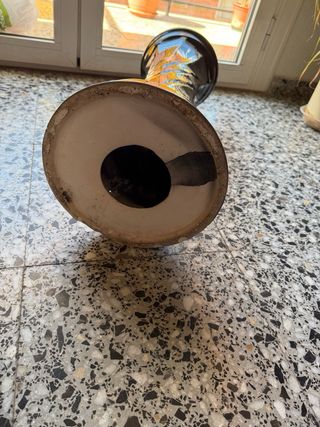 Jarrón negro con flores doradas