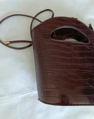 Bolso y riñonera efecto piel cocodrilo. MANGO