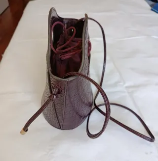 Bolso y riñonera efecto piel cocodrilo. MANGO