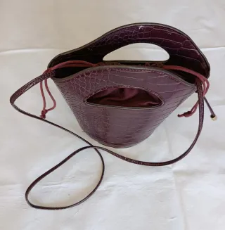 Bolso y riñonera efecto piel cocodrilo. MANGO