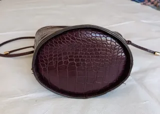 Bolso y riñonera efecto piel cocodrilo. MANGO
