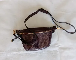 Bolso y riñonera efecto piel cocodrilo. MANGO