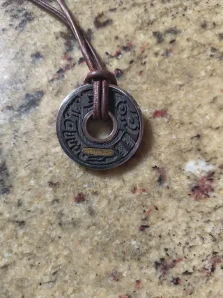 Colgante de cuero y metal