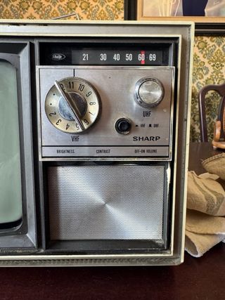 Televisor Vintage Sharp Años 70 Beige/Plata