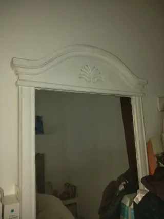 Cómoda de madera con espejo