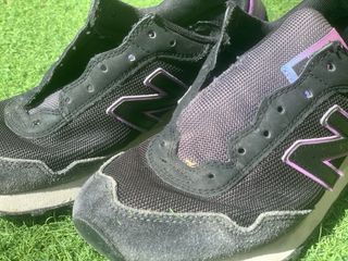 Zapatillas New Balance negras y moradas