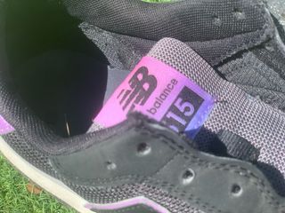 Zapatillas New Balance negras y moradas