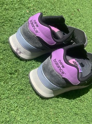Zapatillas New Balance negras y moradas