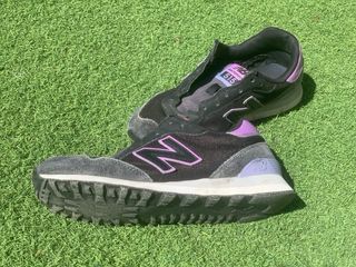 Zapatillas New Balance negras y moradas