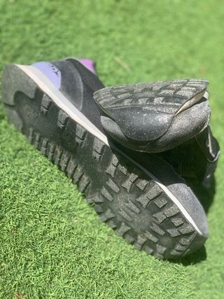 Zapatillas New Balance negras y moradas