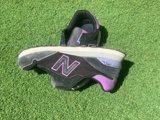 Zapatillas New Balance negras y moradas