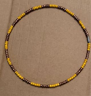 Colgante de cuentas amarillas y marrones