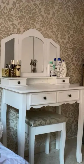 Tocador blanco con espejo y taburete
