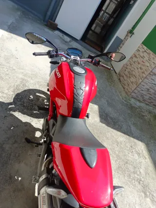 Ducati Monster 696 Roja