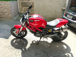 Ducati Monster 696 Roja