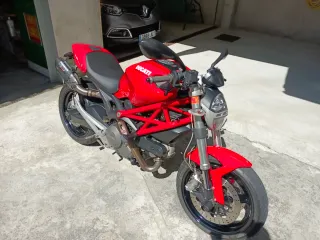 Ducati Monster 696 Roja