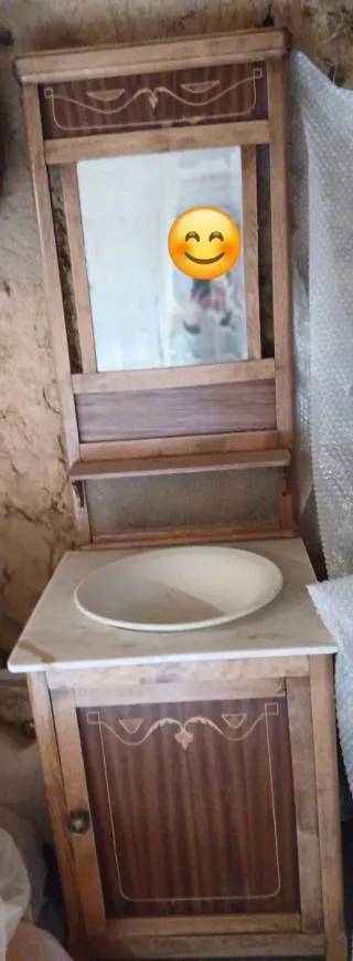 Mueble lavabo de madera y mármol