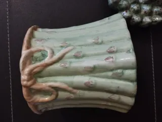 Cerámica decorativa con detalles en la tapa