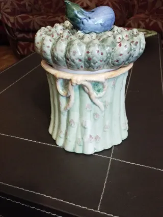Cerámica decorativa con detalles en la tapa