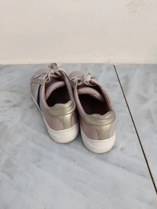 Zapatillas Unisa rosa con detalles multicolor