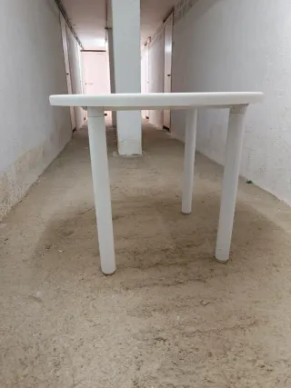 Mesa redonda blanca desmontable y 4 sillas