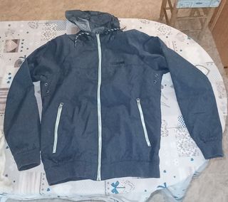 Chaqueta cortavientos con capucha azul