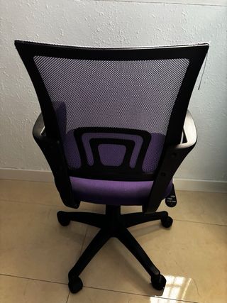 Silla de oficina lila y negra