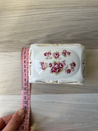 Caja de porcelana con flores doradas