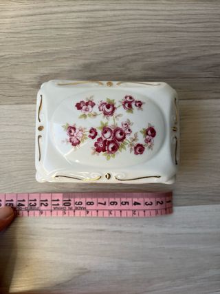 Caja de porcelana con flores doradas