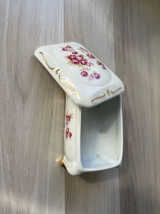 Caja de porcelana con flores doradas