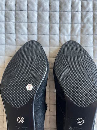 Zapatos negros ante con tira T. De piel ante.