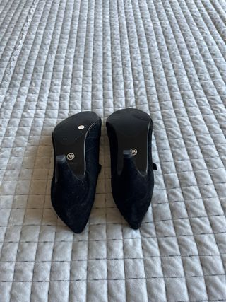 Zapatos negros ante con tira T. De piel ante.