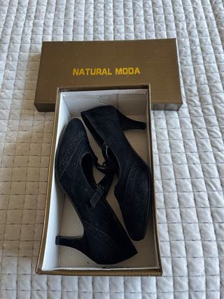 Zapatos negros ante con tira T. De piel ante.