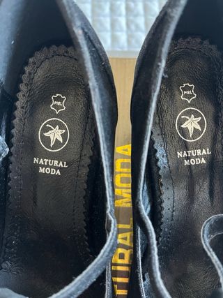 Zapatos negros ante con tira T. De piel ante.