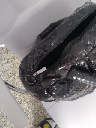 Bolso negro efecto piel de serpiente