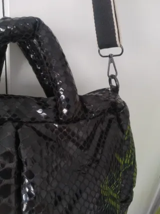 Bolso negro efecto piel de serpiente