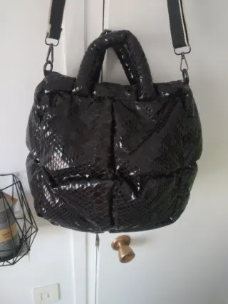 Bolso negro efecto piel de serpiente