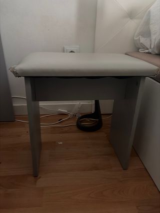 Tocador gris y blanco con espejo