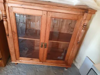 Vitrina de madera con puertas de cristal