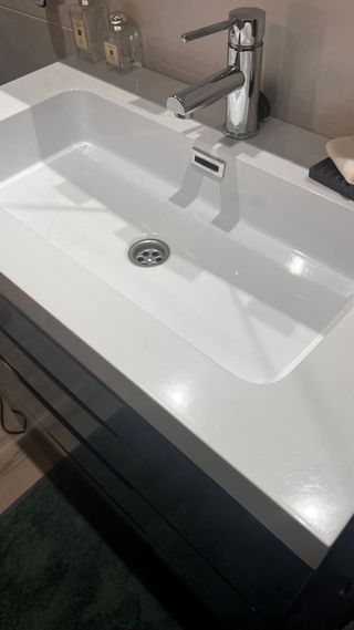 Mueble de baño con lavabo y grifo