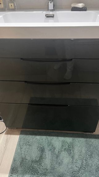 Mueble de baño con lavabo y grifo