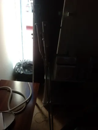 Mesa con altavoces y reposa altavoces (Philips)