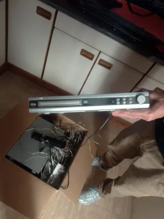 Mesa con altavoces y reposa altavoces (Philips)