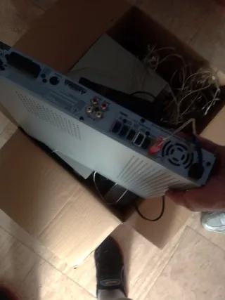 Mesa con altavoces y reposa altavoces (Philips)