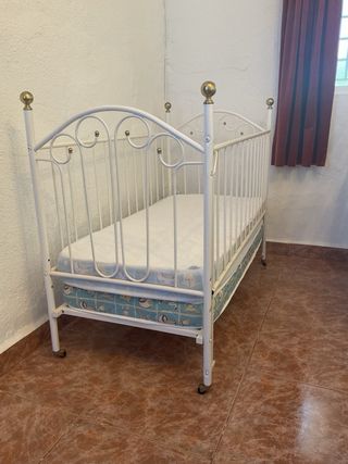 Cuna restaurada blanca adornos cobre