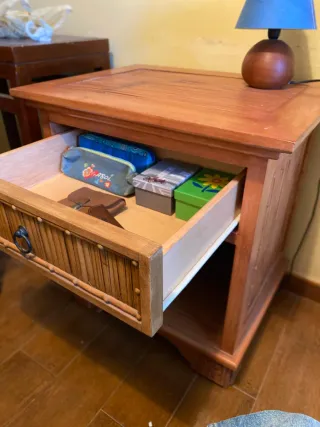 Mesa auxiliar de madera