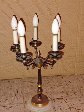 Lámpara de mesa antigua dorada y blanca