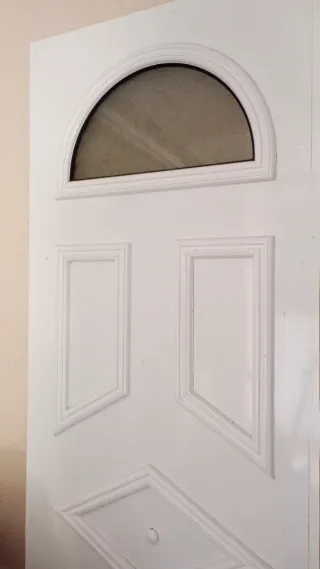 Puerta blanca con relieve