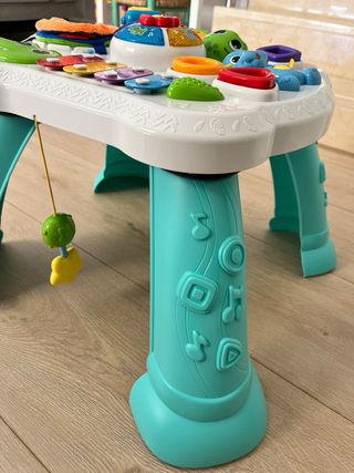 Mesa de actividades para bebé
