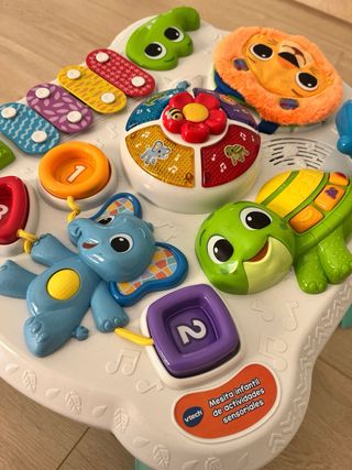 Mesa de actividades para bebé